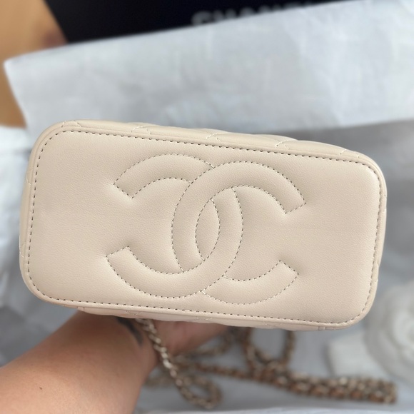 ❌ SOLD ❌ Chanel 23P Two Toned Vanity Top Handle Ecru/Beige Lambskin - Picture 4 of 7
